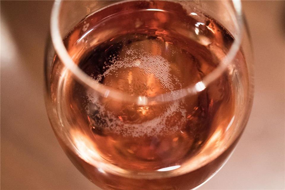 In einem Glas mit Crémant-Rosé aus dem Elsass sprudeln die Bläschen wie an einer Perlenkette. Crémant gibt es vor allem in Frankreich, darf nach EU-Recht aber auch in anderen Ländern produziert werden.Andrea Warnecke/dpa-tmn