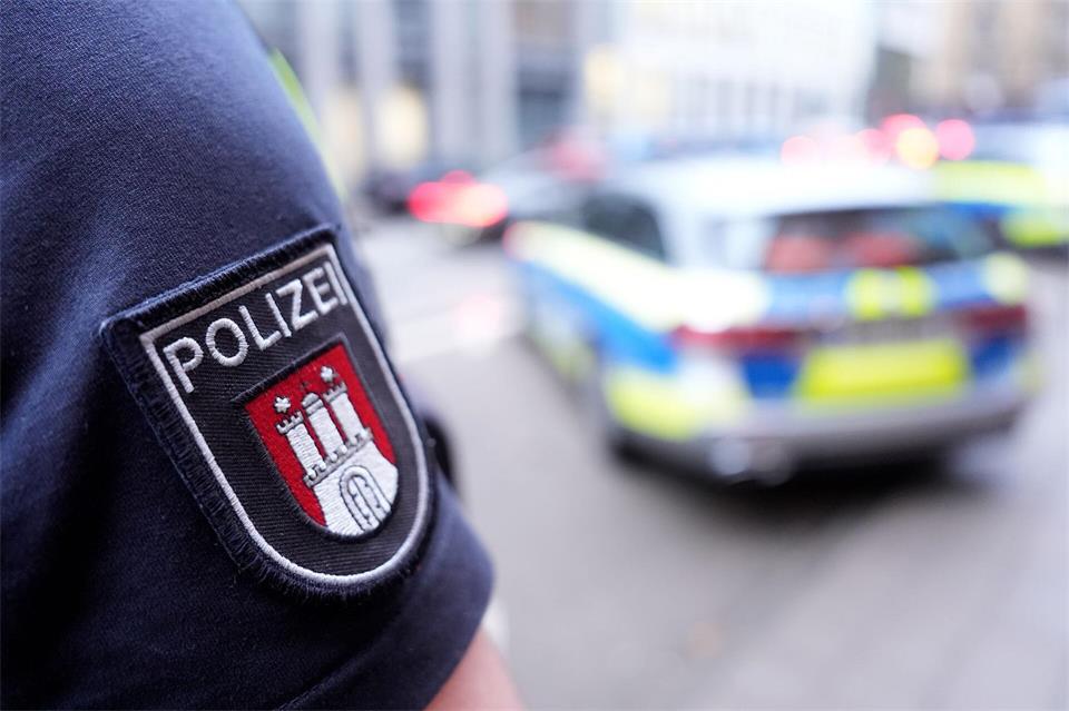 In einem Hamburger Park sind zwei Männer aneinander geraten. Am Ende hat einer den anderen mit einem Messer lebensgefährlich verletzt. (Illustration)Marcus Brandt/dpa