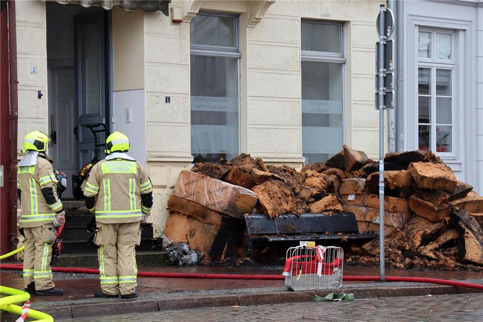 In einem Haus am Marktplatz in Wismar hat es gebrannt.Bernd W�stneck/dpa