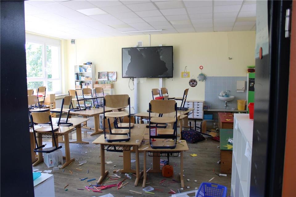 In einem Klassenzimmer liegen verschiedene Gegenstände auf dem Boden. Unbekannte haben eine Grundschule in Troisdorf verwüstet. (Handout)Polizei Rhein-Sieg-Kreis/dpa
