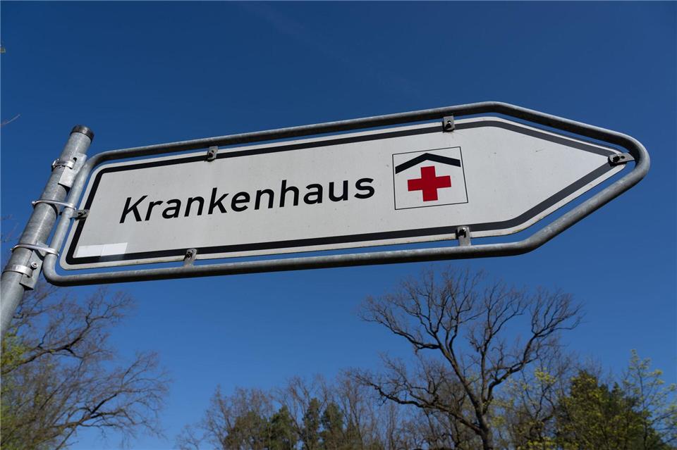 In einem Krankenhaus nimmt die Polizei den Verdächtigen fest. (Symbolbild) Soeren Stache/dpa