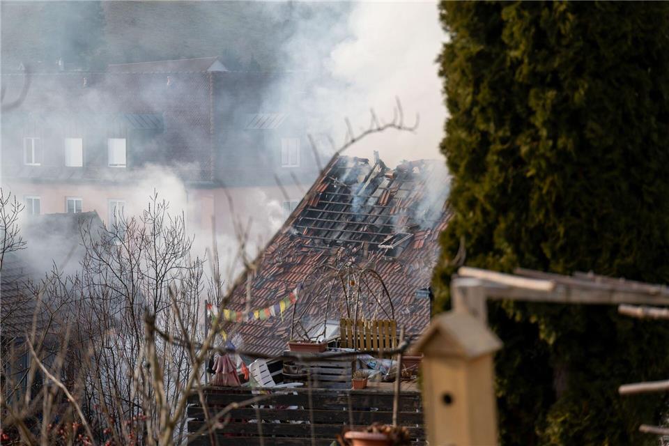 In einem Mehrfamilienhaus gab es bei einem Brand zahlreiche Verletzte. Joshua Rzepka/onw-images/dpa