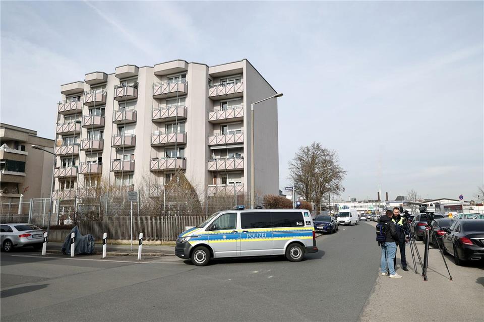 In einem Mehrfamilienhaus in Nürnberg hat ein Polizist im vergangenen März auf einen 38-Jährigen geschossen und ihn tödlich verletzt. (Archivbild) Daniel Löb/dpa