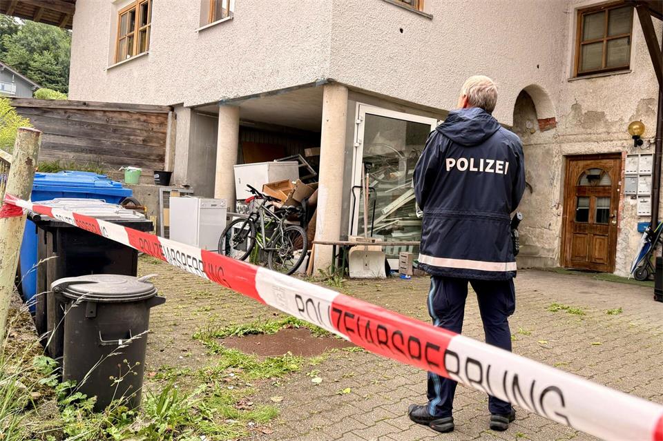 In einem Mehrfamilienhaus in Zwiesel soll ein heute 38 Jahre alter Mann im Sommer 2025 drei Menschen ermordet haben (Archivbild)Christine Vincon/dpa