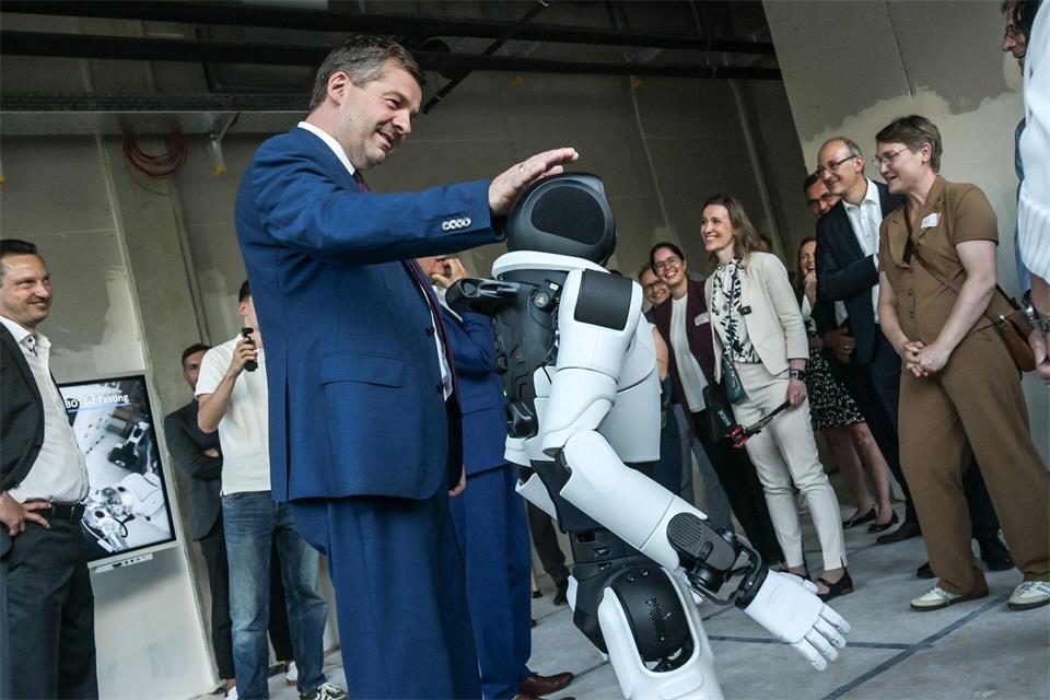 In einem Neubau am Weiberg Campus in Halle sollen in Zukunft Roboter einziehen. Ministerpräsident Sven Schulze (CDU) betrachtet schon mal ein Exemplar.Heiko Rebsch/dpa