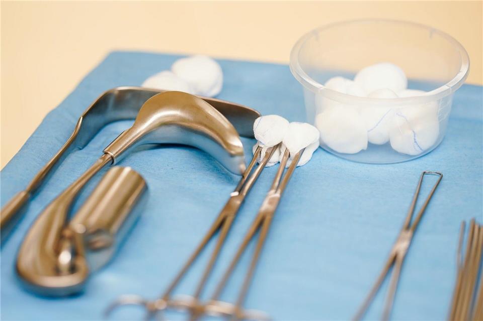 In einem Operationssaal liegt OP-Besteck für einen Schwangerschaftsabbruch bereit. (Symbolbild)Uwe Anspach/dpa