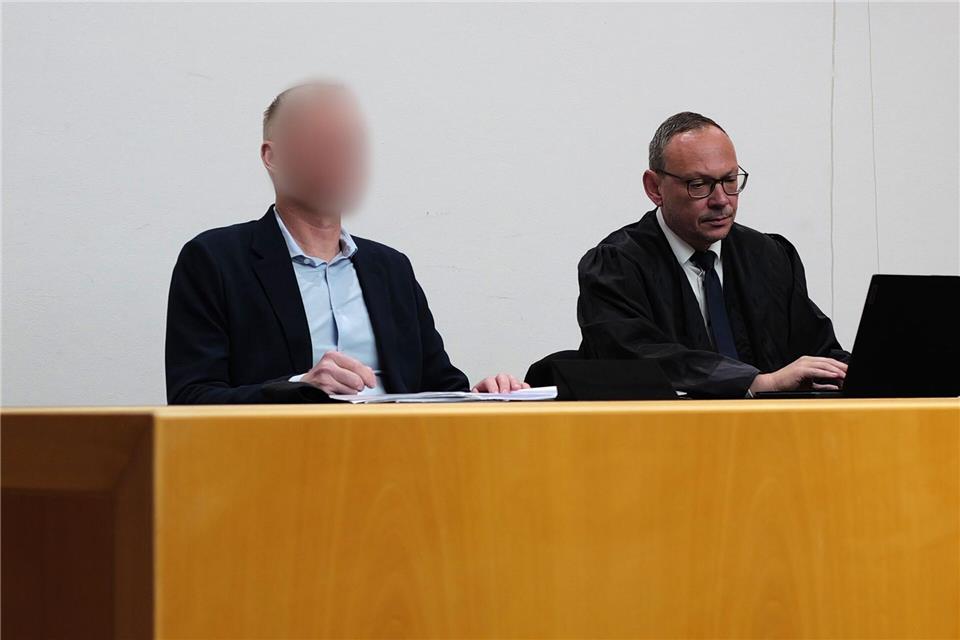 In einem Prozess um die Veruntreuung von mehr als 300.000 Euro hat ein früherer Eishockey-Funktionär ein Geständnis abgelegt.Ulf Vogler/dpa