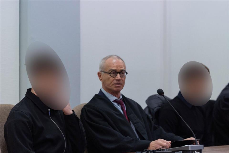 In einem Prozess zu einem Unfall mit zwei Toten bestreiten die beiden Angeklagten, ein Autorennen gemacht zu haben.Rolf Vennenbernd/dpa