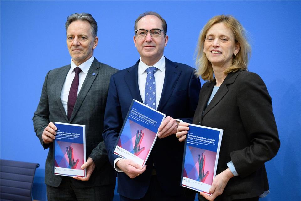 In einem Punkt waren sich Bundesinnenminister Alexander Dobrindt (CSU), Bundesfamilienministerin Karin Prien (CDU) und BKA-Präsident Holger Münch einig: Die Anzeigequote bei Gewalt durch Partner ist zu niedrig. Bernd von Jutrczenka/dpa