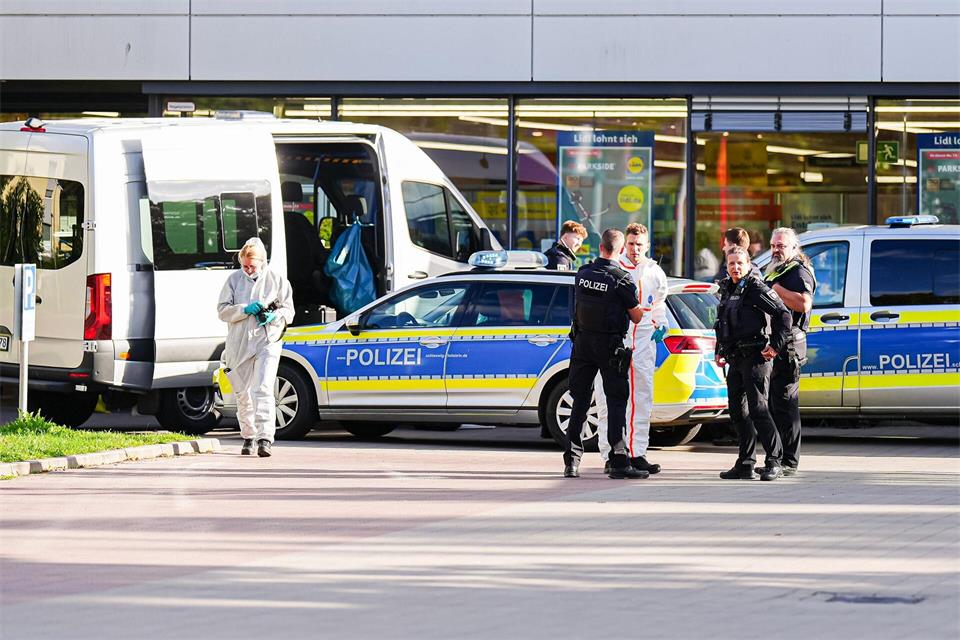 In einem Ratzeburger Supermarkt ist nach Polizeiangaben eine Frau getötet worden. Marcel von Fehrn/dpa