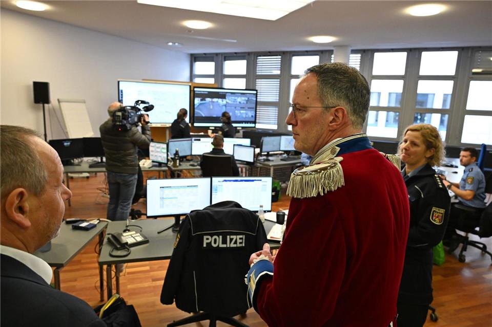 In einem Raum des Polizeipräsidiums laufen Bilder der Videoüberwachung in Mainz zusammen. Michael Brandt/dpa