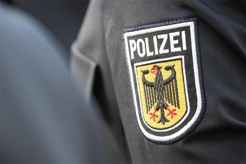 In einem Regionalzug legten Bundespolizisten dem Mann Handschellen an. (Symbolbild)Boris Roessler/dpa