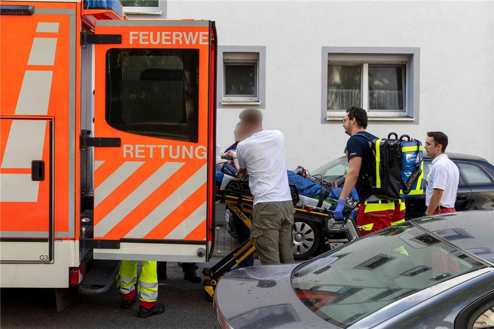 Nach Messerangriff auf Lehrerin wieder Unterricht in Schule In einem Rettungswagen wird eine verletzte Person ins Krankenhaus gebracht. (Archivbild)Justin Brosch/dpa