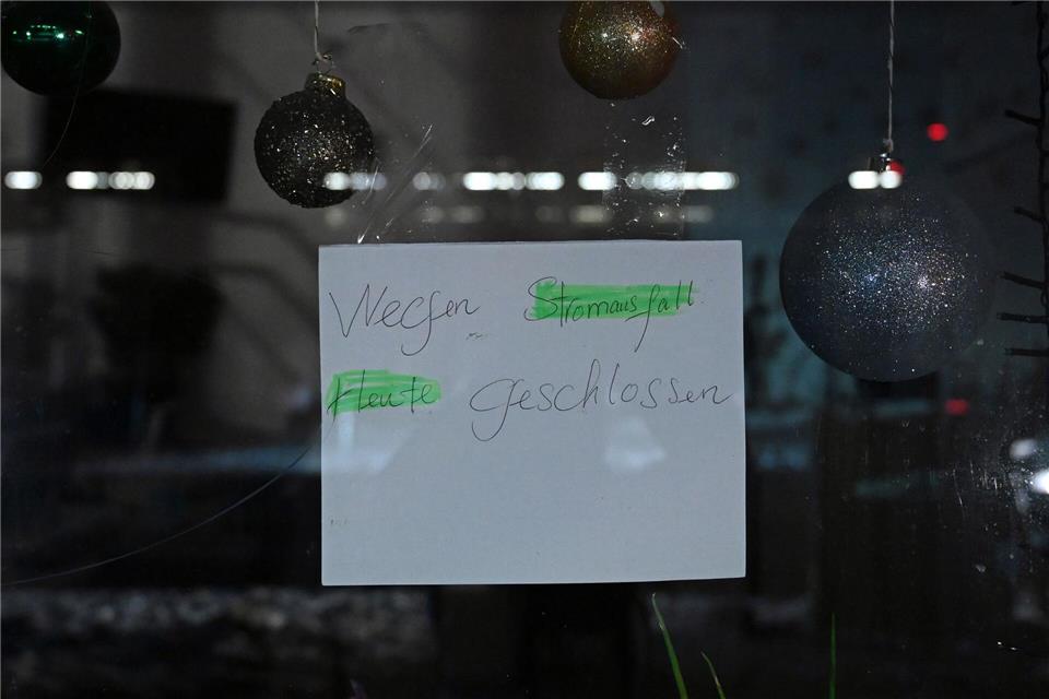 In einem Schaufenster in Zehlendorf hängt ein Schild mit dem Hinweis, dass derzeit wegen Stromausfall kein Ladenbetrieb stattfindet.Elisa Schu/dpa