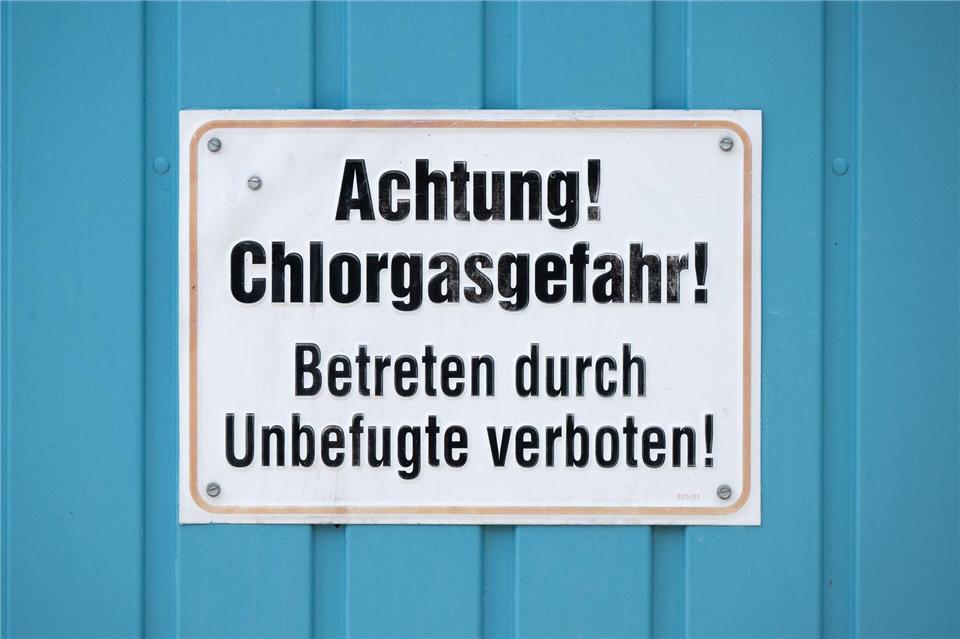 Nach Chlorgasaustritt in Schwimmbad - Anwohner außer Gefahr In einem Schwimmbad ist Chlorgas in die Luft ausgetreten. (Symbolbild)Sebastian Kahnert/dpa