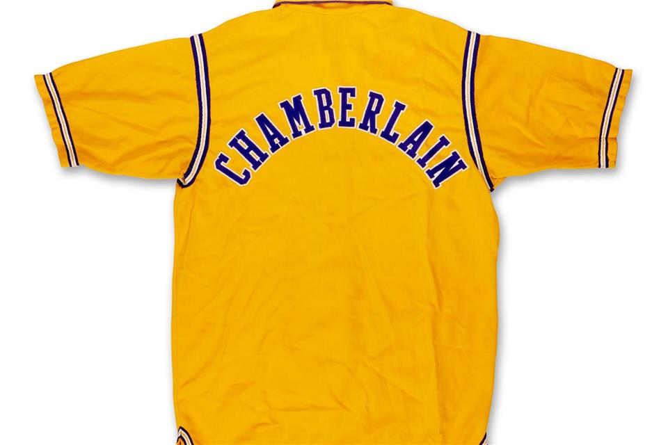 In einem Secondhand-Laden gefunden und teuer versteigert: Eine Trainingsjacke von NBA-Legende Wilt Chamberlain.Uncredited/Sotheby’s via AP/dpa