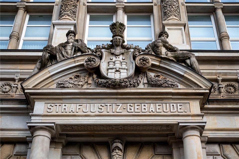 In einem Strafverfahren vor dem Landgericht Hamburg - unter anderem wegen des Vorwurfs der gefährlichen Körperverletzung - wurde jetzt das Urteil verkündet. (Symbolbild)Daniel Bockwoldt/dpa