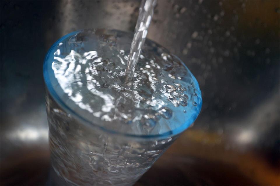In einem Teil des Landkreises Märkisch-Oderland sind coliforme Bakterien im Trinkwasser gefunden worden. (Symbolbild)Karl-Josef Hildenbrand/dpa