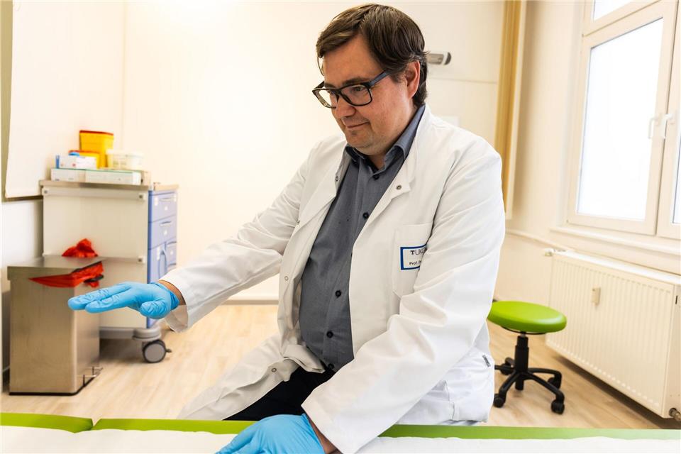 Vertrauliche Beweissicherung – mehr Kliniken gesucht In einem Untersuchungsraum der Ambulanz am Institut für Rechtsmedizin des Universitätsklinikums Gießen können Opfer von Gewalttaten erlittene Verletzungen dokumentieren und Beweise sichern lassen.Christian Lademann/dpa