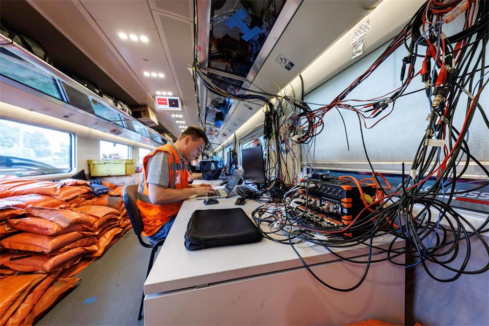 In einem Waggon ist ein Testlabor eingerichtet. Daniel Karmann/dpa