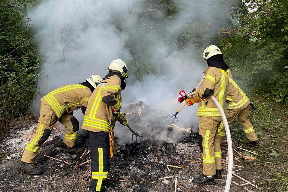 In einem Waldgebiet am Hessenspoor mussten Feuerwehrleute einen Brand löschen.