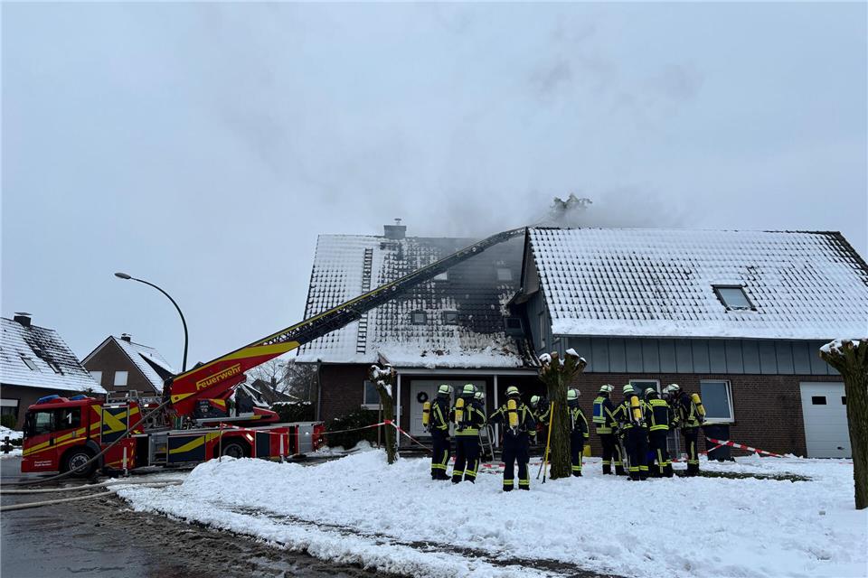 In einem Wohnhaus auf der Weseker Straße in Ramsdorf hat ein Dachstuhl Feuer gefangen.