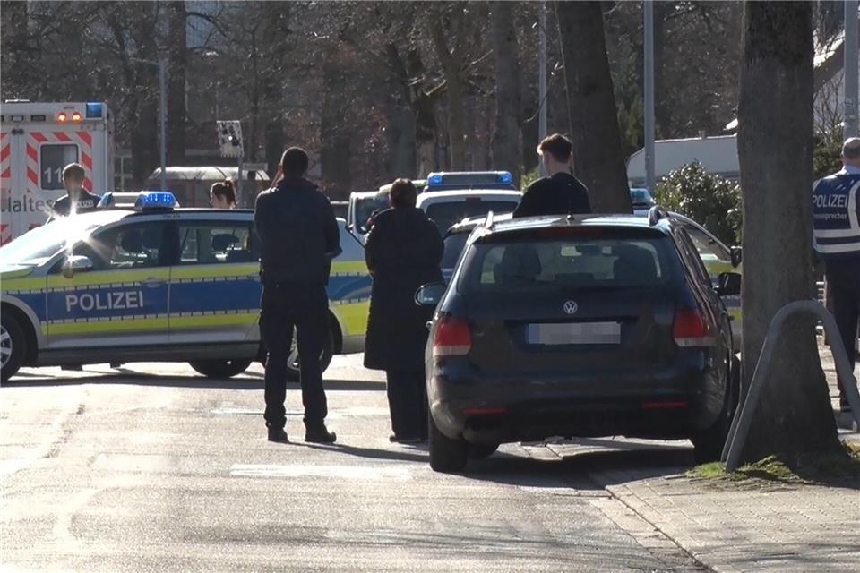 In einem Wohnhaus in Bramsche fanden Polizisten einen toten Mann und konnten eine schwerverletzte Frau auch nicht mehr retten.Ulf Zurlutter/Nord-West-Media TV/dpa