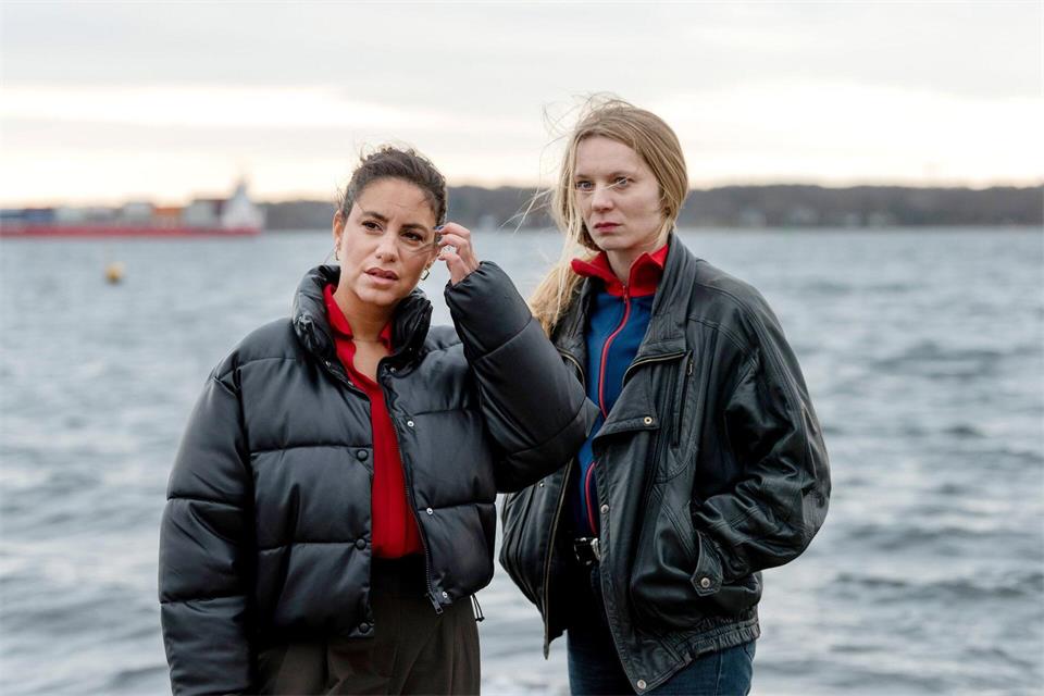 In einem anderen Leben Freundinnen, jetzt kurz Kolleginnen: Mila (links, Almila Bagriacik) und Anna Nowak (Lilith Stangenberg in einer Episodenrolle). Der erste Teil einer Doppelfolge des Kieler „Tatorts“, „Unter Freunden“, läuft am 11. Oktober im Ersten.Thorsten Jander/NDR/ARD/dpa