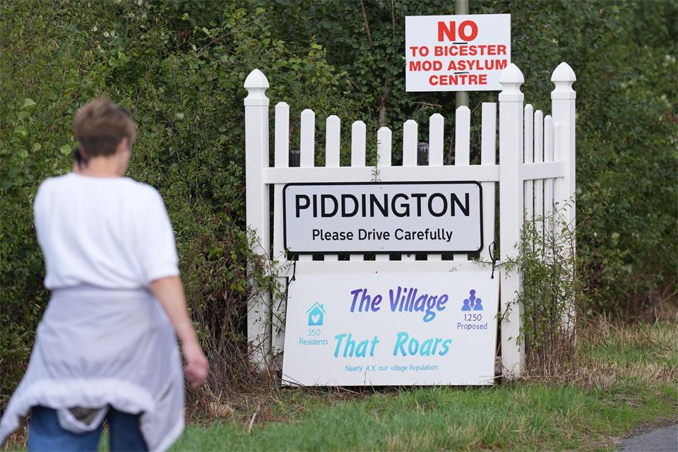 In einem britischen Dorf regt sich Protest gegen die geplante Unterbringung von Asylsuchenden. Joe Giddens/PA Wire/dpa