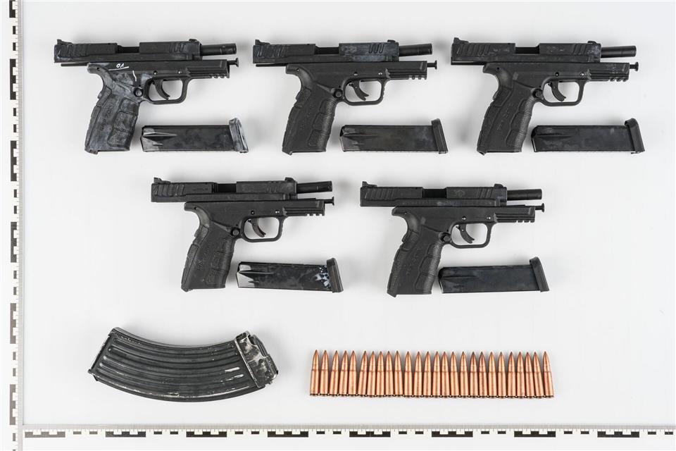 In einem der Fahrzeuge fand die Polizei fünf scharfe Schusswaffen und das Magazin eines Sturmgewehrs.Polizei Recklinghausen/dpa