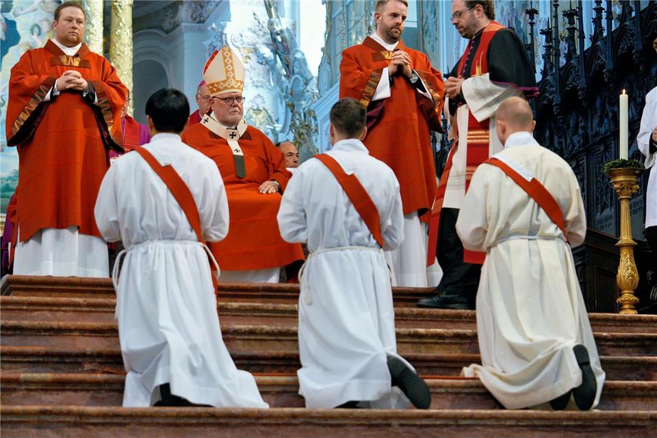 In einem feierlichen Gottesdienst spendete Marx die Weihe, die in der katholischen Kirche von hoher Bedeutung ist. Uwe Lein/dpa