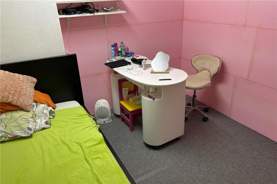 In einem fensterlosen Kellerraum unterhalb des Nagelstudios stieß der Zoll auf die Wohn- und Schlafstätte einer Arbeitnehmerin.