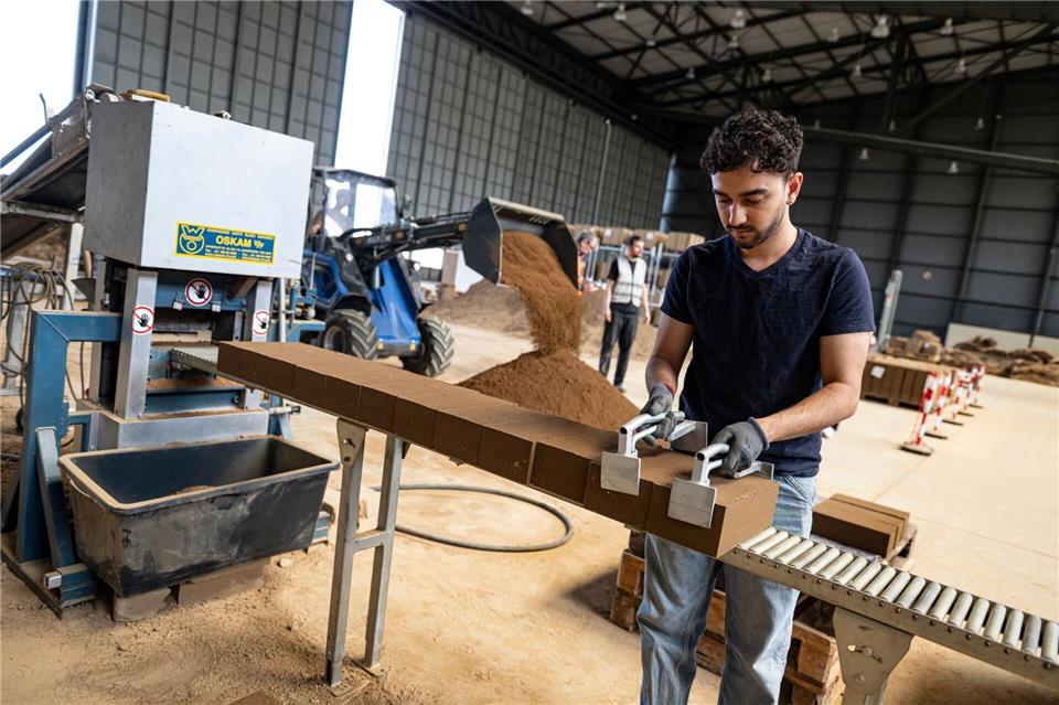 In einem früheren Hangar in Tegel produziert ein Start-up Lehmsteine aus Baustellenaushub.Fabian Sommer/dpa