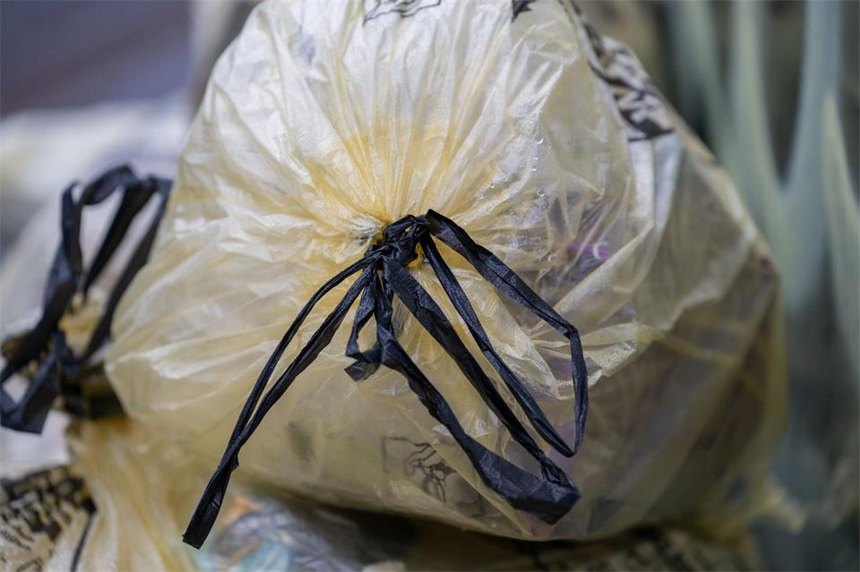In einem gelben Sack sind Spraydosen explodiert. (Symbolbild)Harald Tittel/dpa