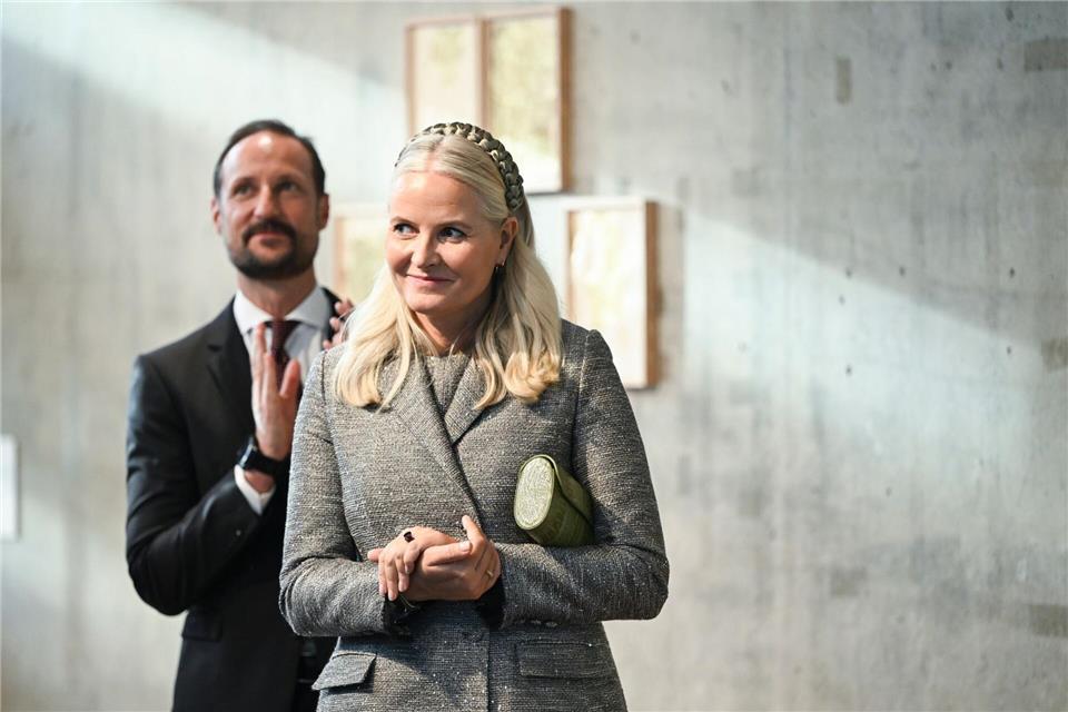 In einem gemeinsamen Fernsehinterview brechen Kronprinzessin Mette-Marit (r) und Kronprinz Haakon (l) ihr Schweigen. Jens Kalaene/dpa