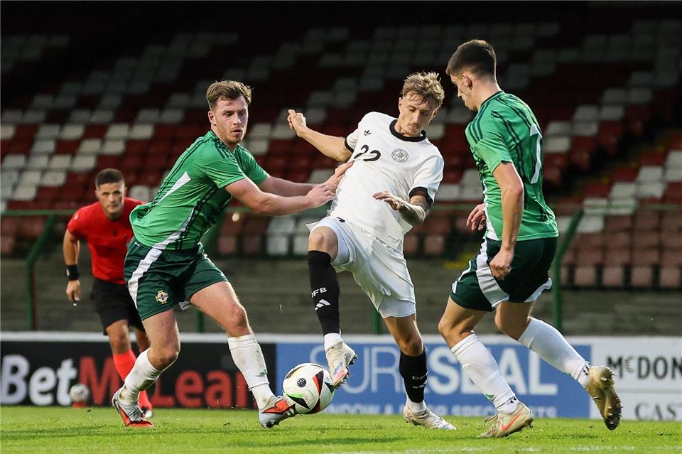 U21 mit spätem „Punch“ gegen Nordirland - Trainer „gealtert“ In einem hart umkämpfen Spiel tat sich die deutsche Mannschaft schwer.Christian Charisius/dpa