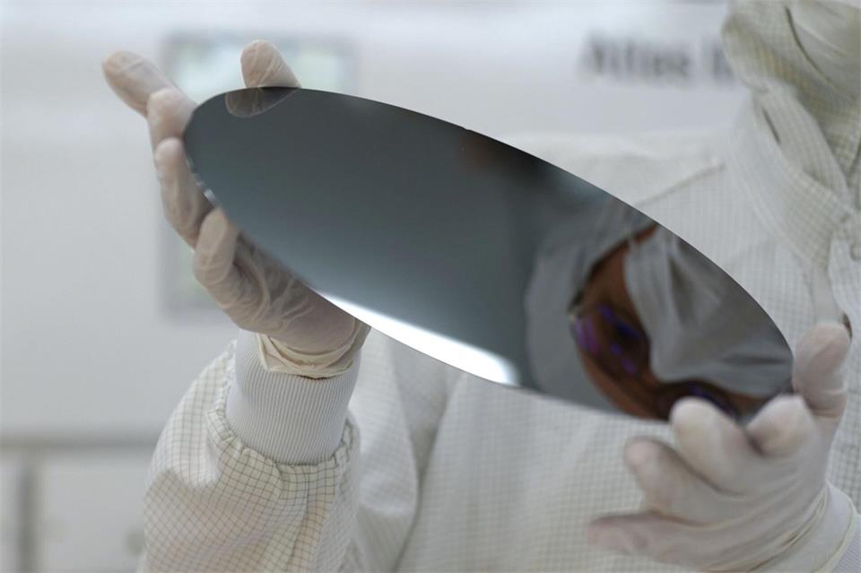 In einem hochkomplexen Prozess werden 300-Millimeter-Wafer gefertigt, aus denen Mikrochips gefräst werden. Marcus Brandt/dpa