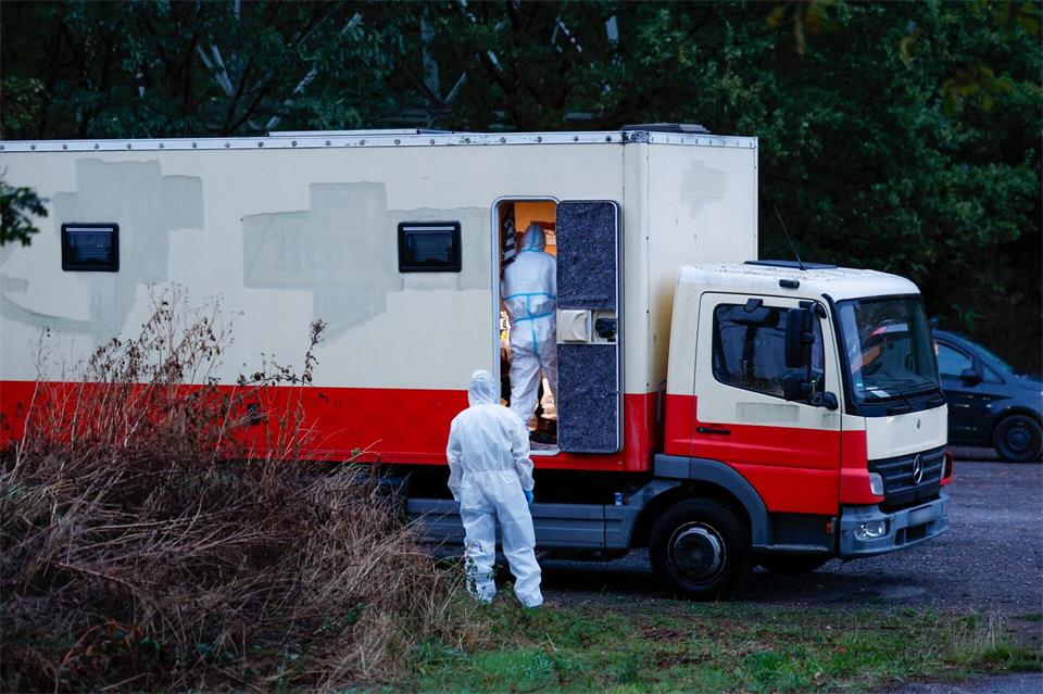 In einem umgebauten Lkw fand die Polizei den Verdächtigen nicht - flüchtete er mit dem Fahrrad? (Archivbild)Thomas Banneyer/dpa
