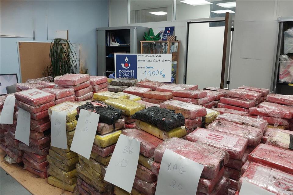 In einem vom französischen Zoll gestoppten Laster befanden sich neben Blumenerde auch 998 Kokainpakete. (Handout-Foto)-/Zoll Frankreich/dpa