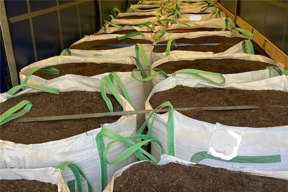 In einem vom französischen Zoll gestoppten Lastzug befand sich auf den ersten Blick nur Blumenerde. (Handout-Foto)-/Zoll Frankreich/dpa