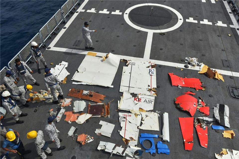 In einem von der pakistanischen Marine veröffentlichten Foto werden Trümmerteile des abgestürzten Frachtflugzeugs gezeigt.Uncredited/Pakistan Navy/AP/dpa