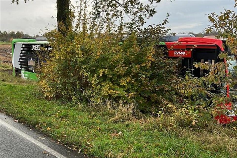 In einen schweren Unfall auf der B70 sind ein Linienbus und ein Pkw involviert. 