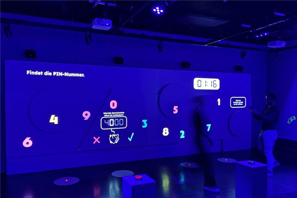 Escape-Room im Geldmuseum – Finanzwissen spielerisch testen  In einer Art Escape-Room müssen die Spielerinnen und Spieler Aufgaben rund ums Geld lösen.Jörn Bender/-/dpa