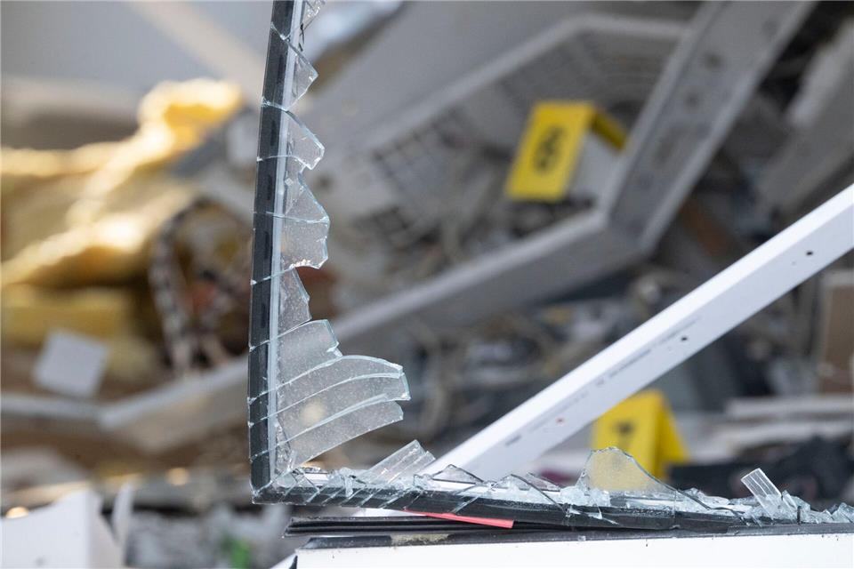 In einer Bankfiliale in Coswig ist in der Nacht zum Freitag ein Geldautomat gesprengt worden (Symboldbild). Marijan Murat/dpa