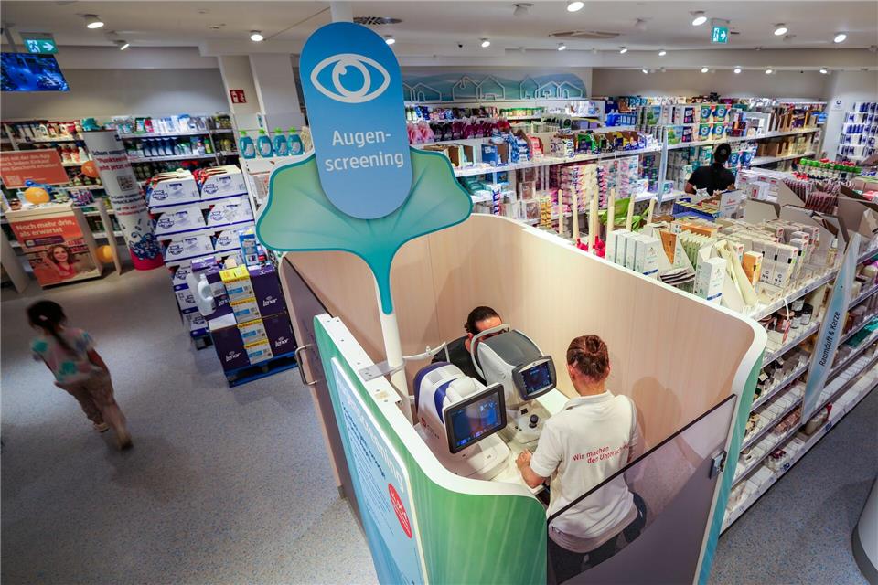 Augenscreening und Hautanalyse bei dm - Kritik und Skepsis In einer Box mitten in der Filiale wird das Augenscreening durchgeführt.Christoph Reichwein/dpa