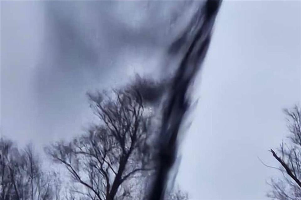 In einer Fontäne schoss Öl aus einem Leck einer Pipeline bei Gramzow.Vera Leu/dpa