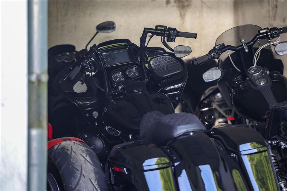 In einer Garage eines Wohnhauses stehen mehrere Motorräder, die von der Polizei beschlagnahmt wurden. Christoph Reichwein/dpa