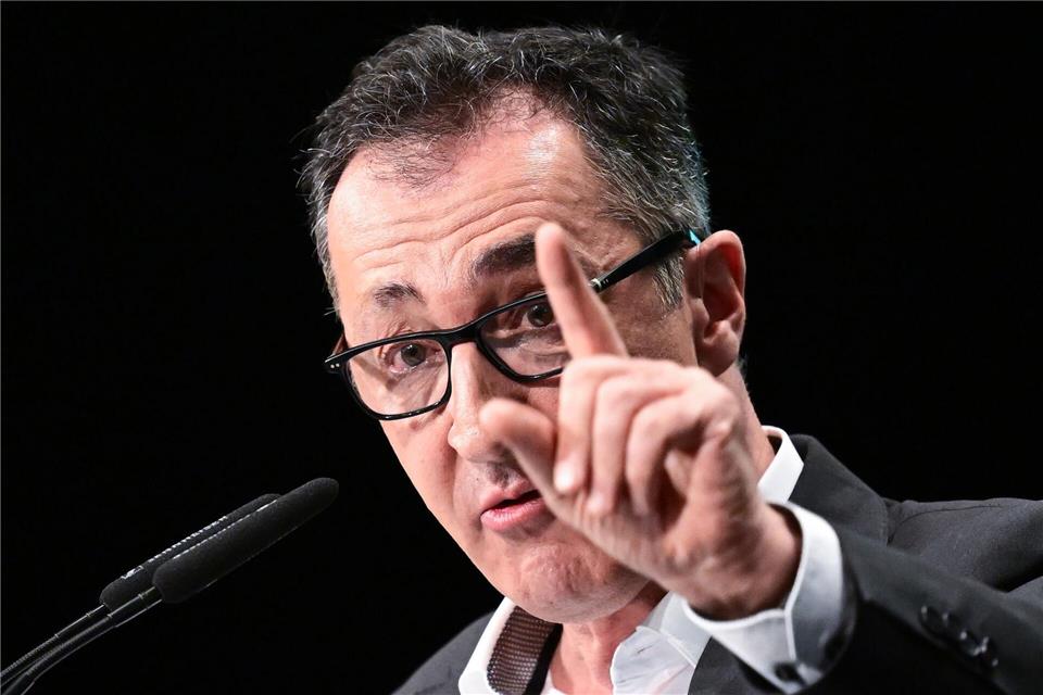 In einer Halle hat es einen sicherheitsrelevanten Vorfall gegeben. (Archivbild)Bernd Weißbrod/dpa