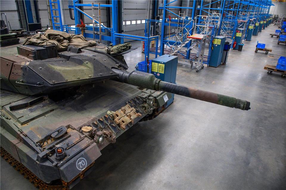 In einer Halle werden die Panzer mit spezieller Sensortechnik ausgestattet. Während der Übungen fällt kein scharfer Schuss. Klaus-Dietmar Gabbert/dpa