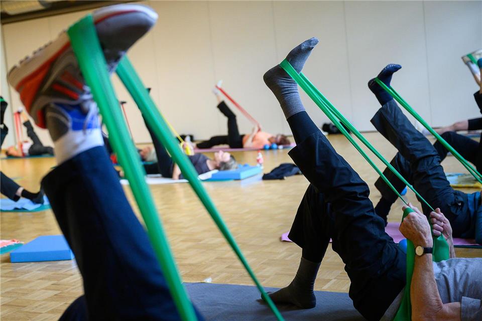 In einer Herzsportgruppe werden unter anderem Ausdauer, Kraft und Koordination trainiert. picture alliance/dpa